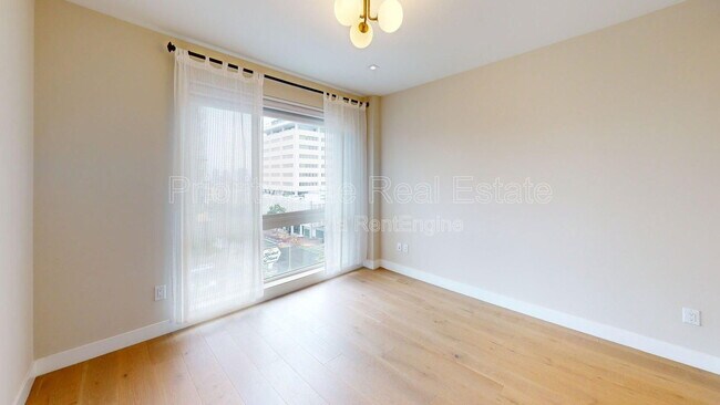 Building Photo - 2665 Fifth Ave