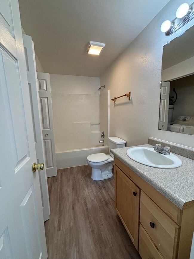 Building Photo - Duplex for Rent  Pet Friendly!