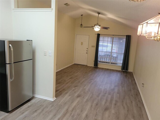 Building Photo - 1015 E Yager Ln