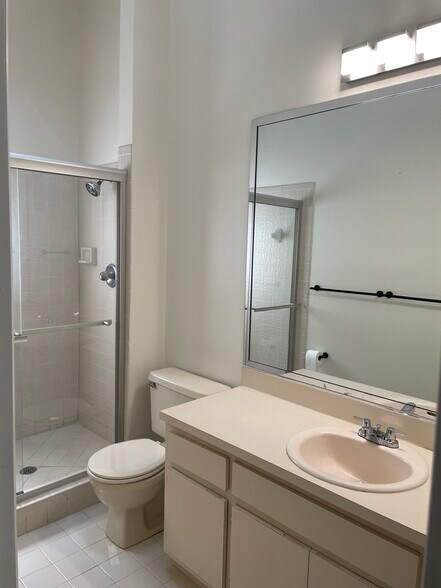 En-suite Bathroom 1 - 810 SE 2nd St