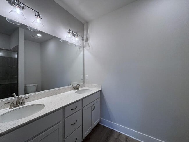 Building Photo - 36 Village Ct