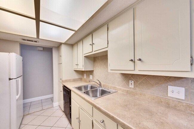 Building Photo - 10307 Rutland Village E