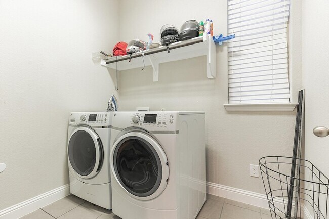 Building Photo - 14800 Belclaire Ave