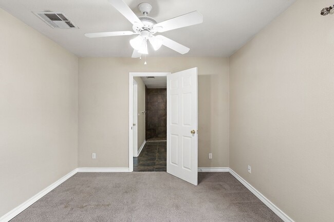 Building Photo - Walk to campus! Walk downtown! Fenced yard! Flat Rate Utilities!