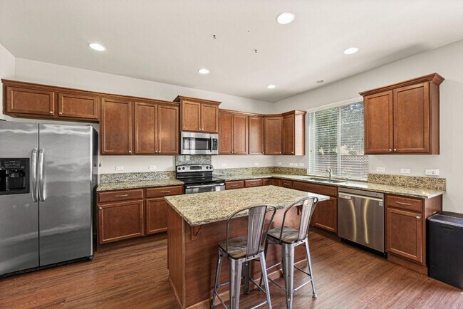 Building Photo - Fully Furnished 5-Bedroom Horizon Pointe H...