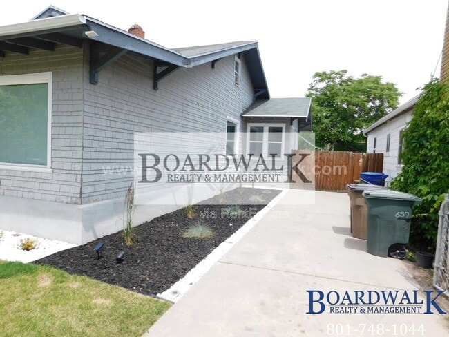 Building Photo - 657 Warnock Ave