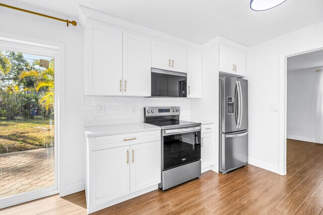 Building Photo - 652 42nd Ave NE