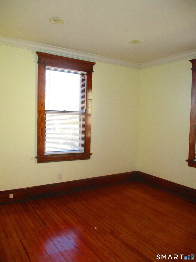 Building Photo - 247 Flax Hill Rd