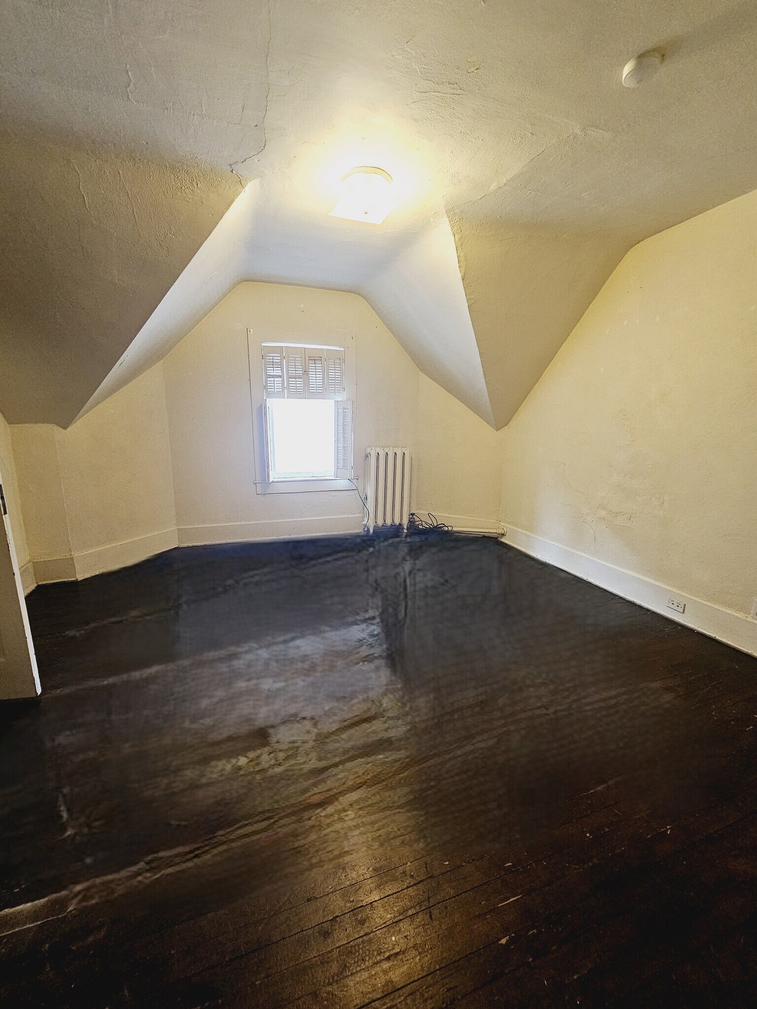 Building Photo - 333 W 6th St