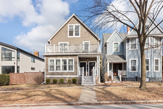 Building Photo - 1121 Leonard Pl