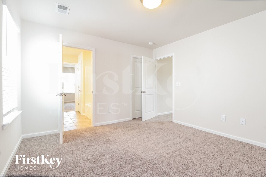 Building Photo - 806 Birchcrest Wy