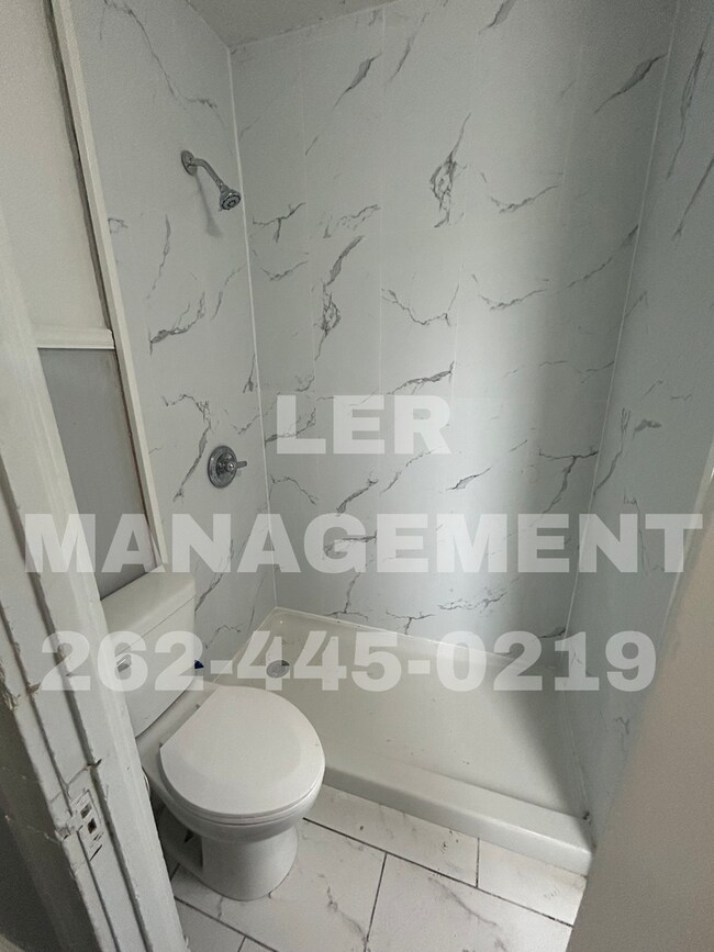 Building Photo - Spacious 3 Bedroom Upper!