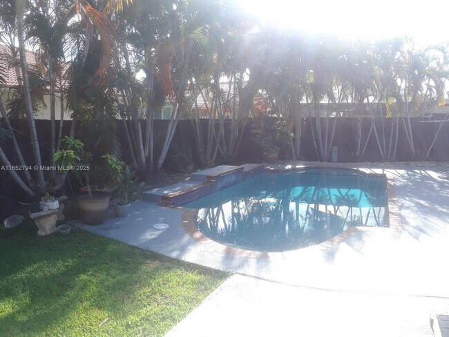 Building Photo - 16867 Royal Poinciana Dr