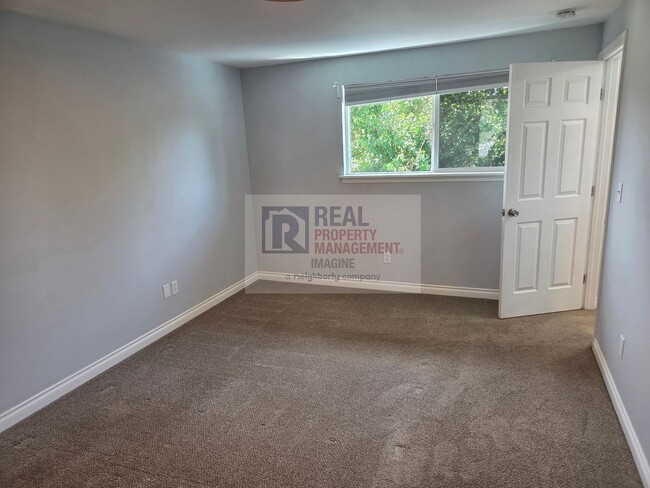 Building Photo - Recently remodeled 3 bedroom, 2.5 bath home