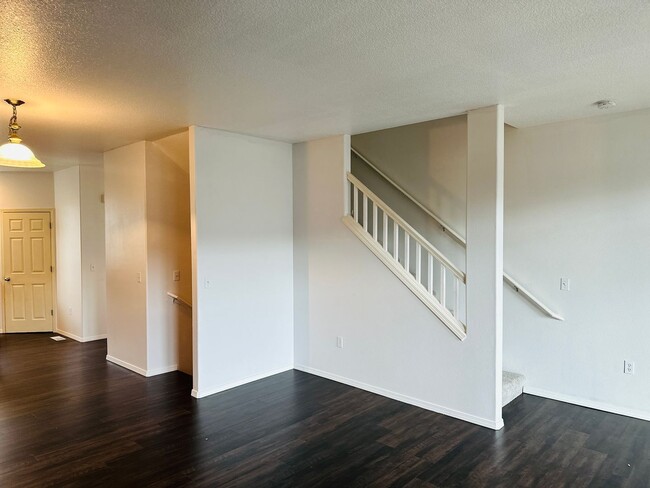Building Photo - Charming and Updated Townhome in Convenien...