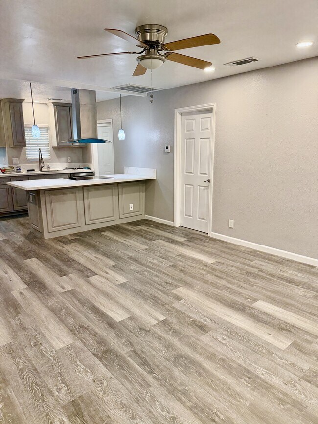 Building Photo - 972 S Hope Ave