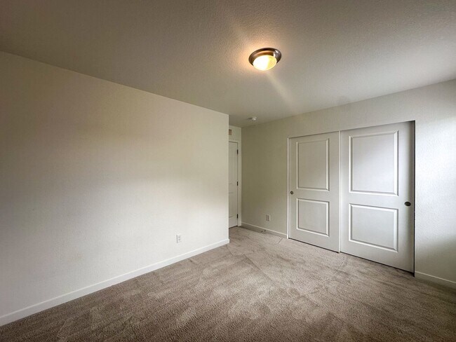 Building Photo - Luxurious 3bd home in Dove Village