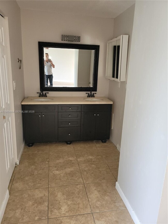 Building Photo - 14389 SW Kendale Lakes Cir