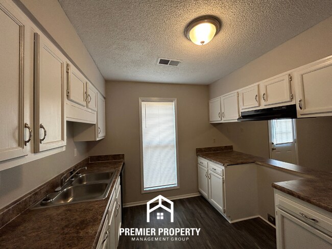 Building Photo - 3BR/2BA Home w/ Vaulted Ceilings, Brick Fireplace & 2-Car Garage in Memphis