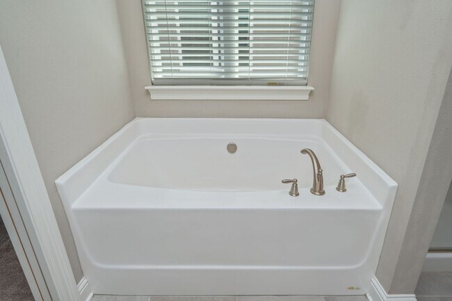 Building Photo - Modern 4-Bedroom Home with Designer Touches in the Heart of Niceville