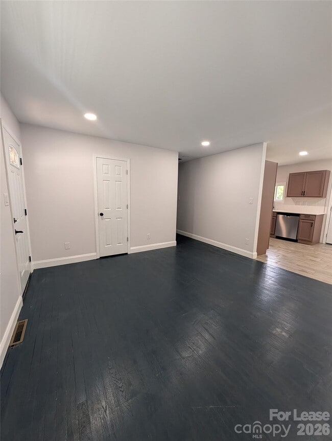 Building Photo - 2800 Dalecrest Dr