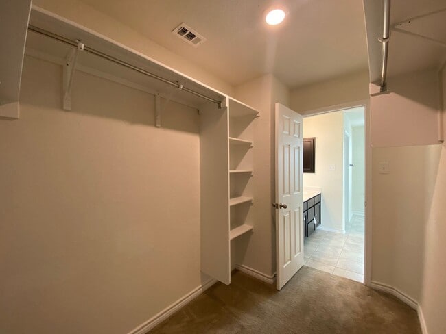 Building Photo - EDGEBROOK