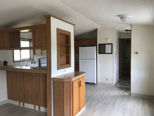 Building Photo - Pet Friendly 2bdrm, 2 bath home in the Cou...