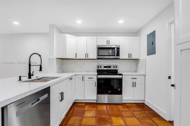 Building Photo - 850 SW 12th Ct
