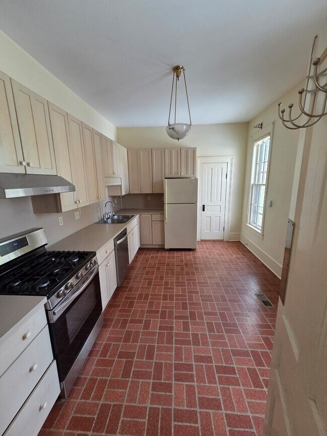 Building Photo - 4 Bed 2 Bath