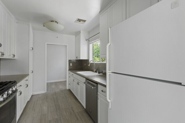 Building Photo - Beautiful 3-Bedroom Home with Pool in Tarzana!