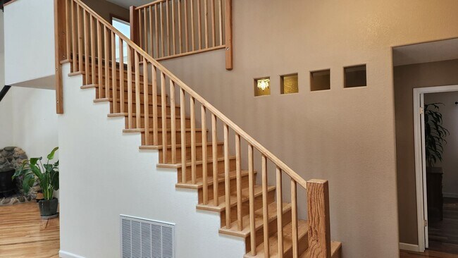 Building Photo - Large Home Close to Town In The Trees