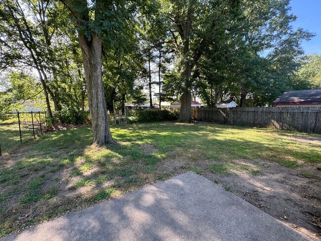 Building Photo - 2 bed, 1 bath Home in Elkhart IN   ACCEPTI...