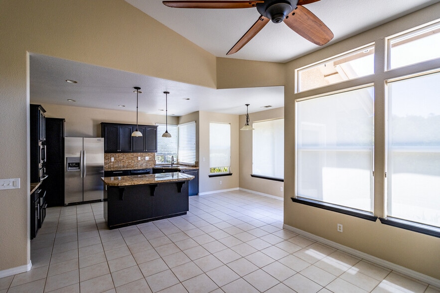 Building Photo - 625 Asilo