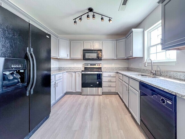 Building Photo - 3 Bed / 2.5 Bath Home with Fenced Backyard, Garage & Extra Storage