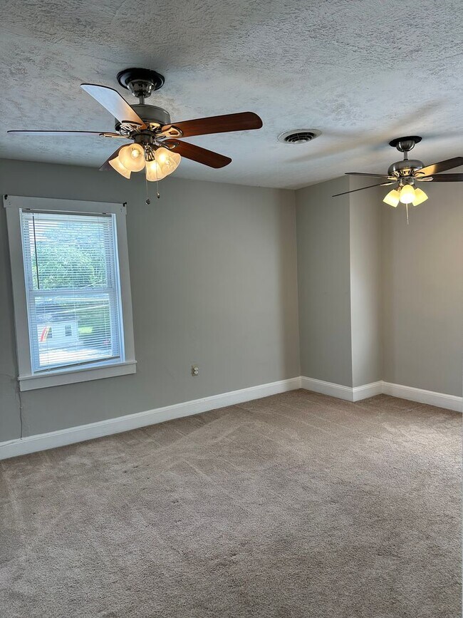 Building Photo - Adorable 3 Bedroom Duplex for $1,800./month