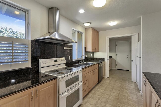 Building Photo - Tons of Space l Great Schools l Prime Sili...