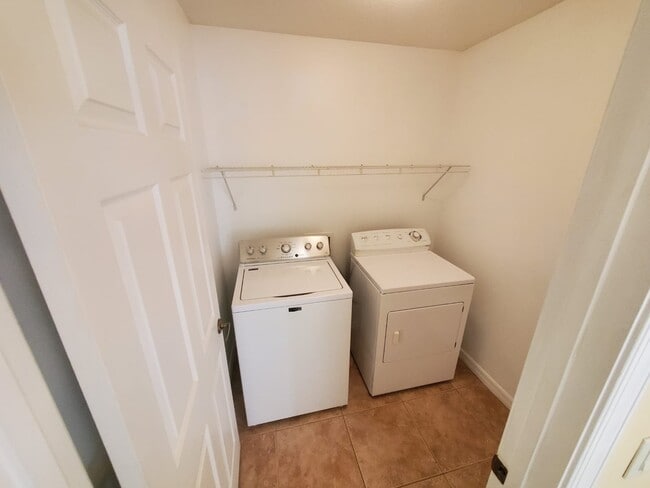 Building Photo - 1049 SW Ingrassina Ave