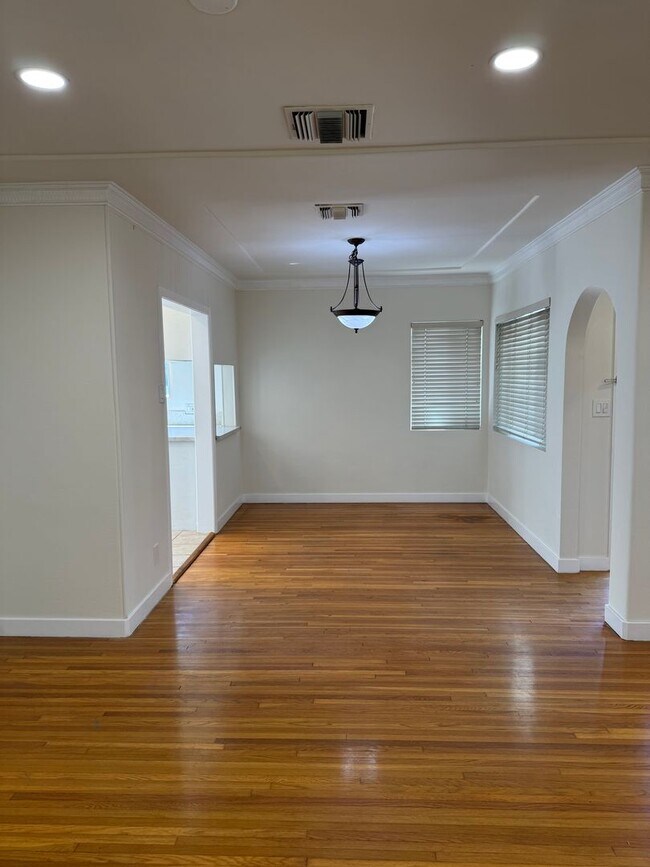 Building Photo - 2523 S Bentley Ave