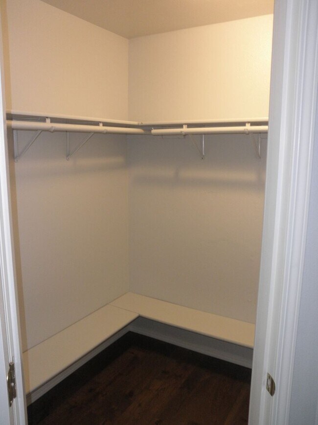 Building Photo - Extra features