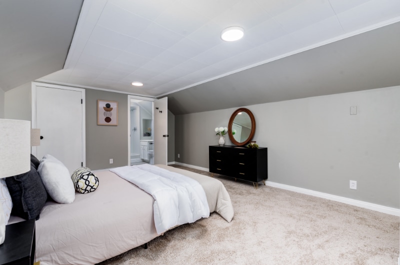 Building Photo - 554 S Clay Ave