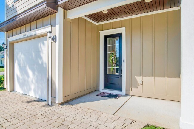 Building Photo - 3 bed East Hill Townhome