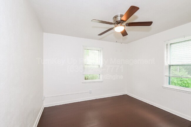 Building Photo - 7150 Manette Dr