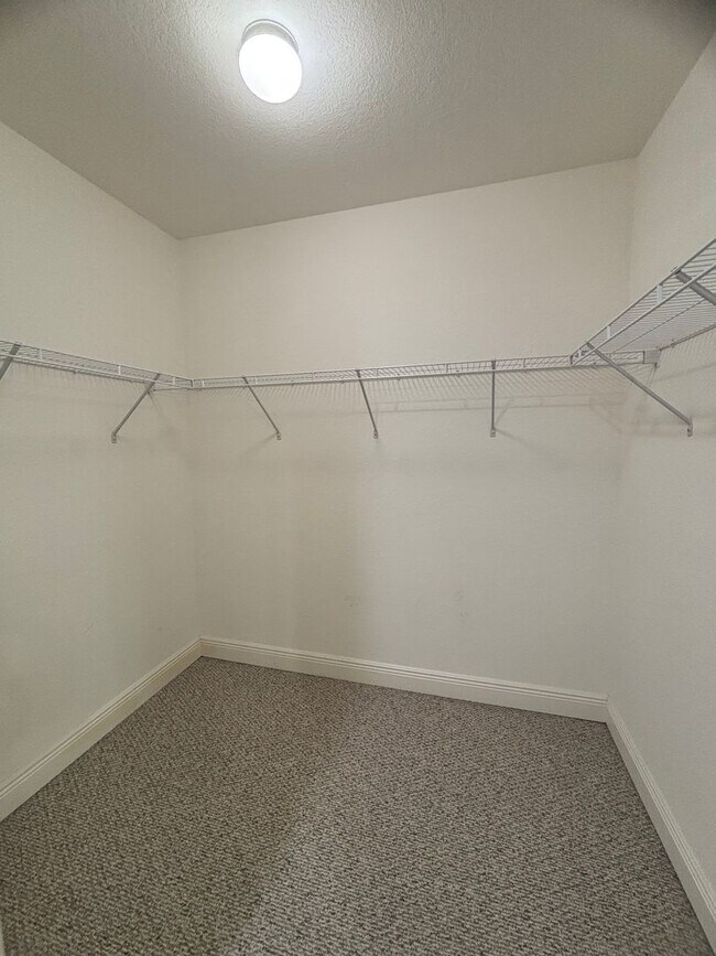 Building Photo - Spacious 3 Bed, 2 Bath Condo with 1 Car Ga...