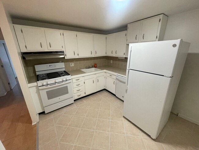 Building Photo - Quiet Corner Apartment in the Heart of Salem