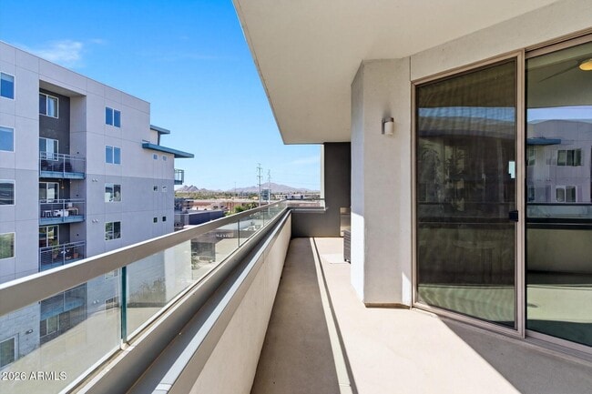 Building Photo - 945 E Playa Del Norte Dr