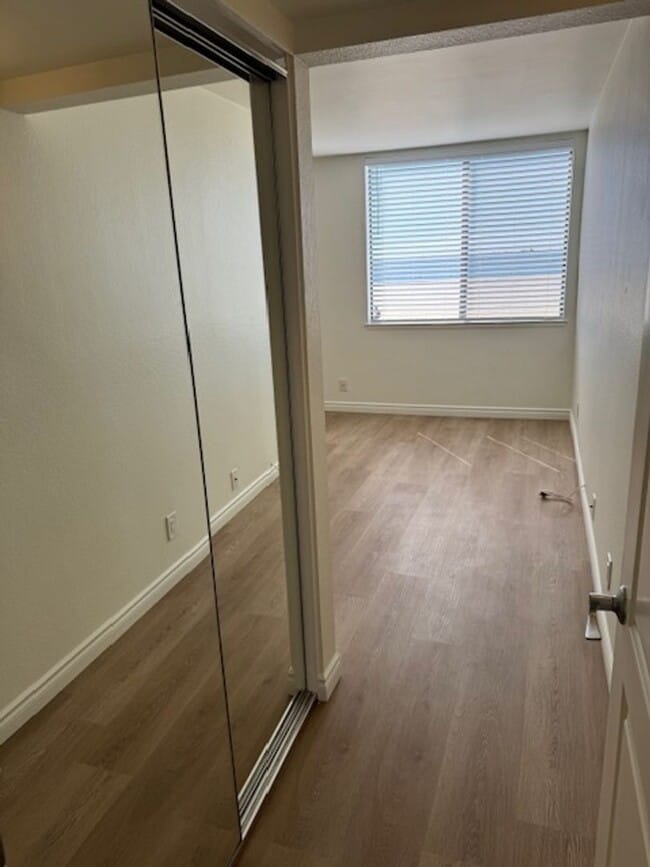 Building Photo - Steps from Alamitos Beach! Modern 1 bed 1 ...