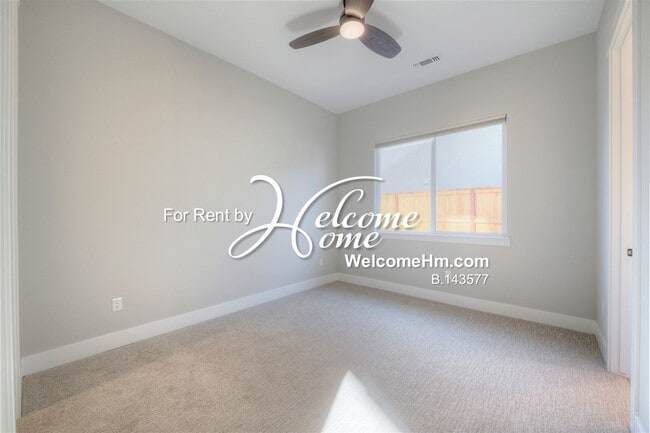 Building Photo - 262 Commodore Dr