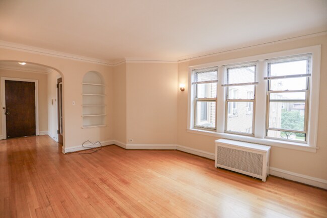 Building Photo - 7443 N Claremont Ave