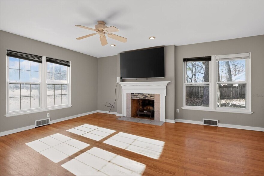 Building Photo - 800 W Joliet St