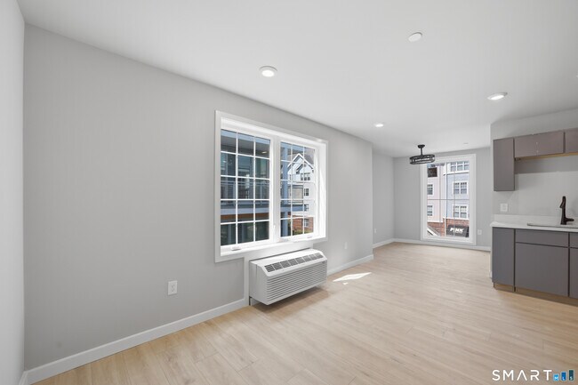 Building Photo - 589 Bedford St